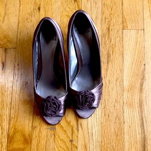 Heeled formal shoes, open toes, dainty pleated front with flower design.